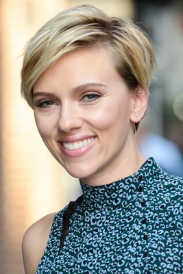Scarlett Johansson com o Cabelo Curto e Aparência Jovial