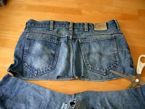 calça jeans transformada em saia longa