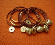 pulseira-de-couro-com-pingente-1