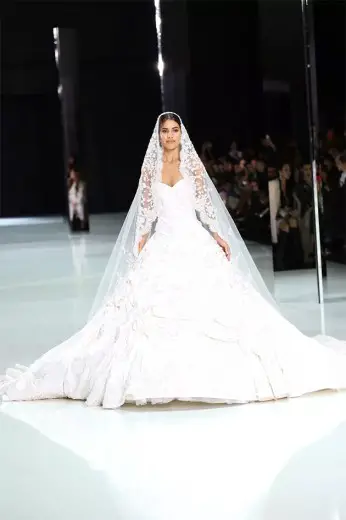 Camila Coelho Desfila de Noiva na Semana de Alta Costura em Paris