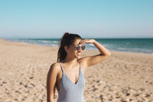 Mulher Óculos de Sol na Praia 